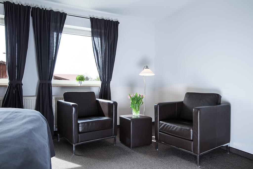Alpengluehen Smart Hotel Olching Rum bild
