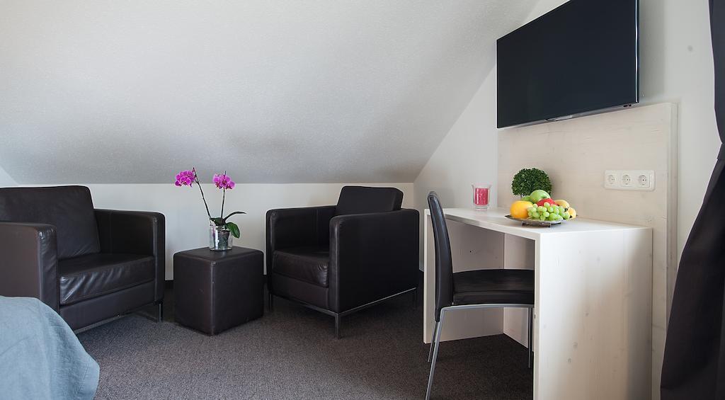 Alpengluehen Smart Hotel Olching Rum bild