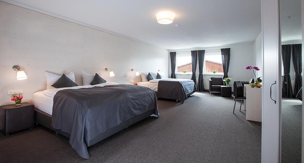Alpengluehen Smart Hotel Olching Rum bild