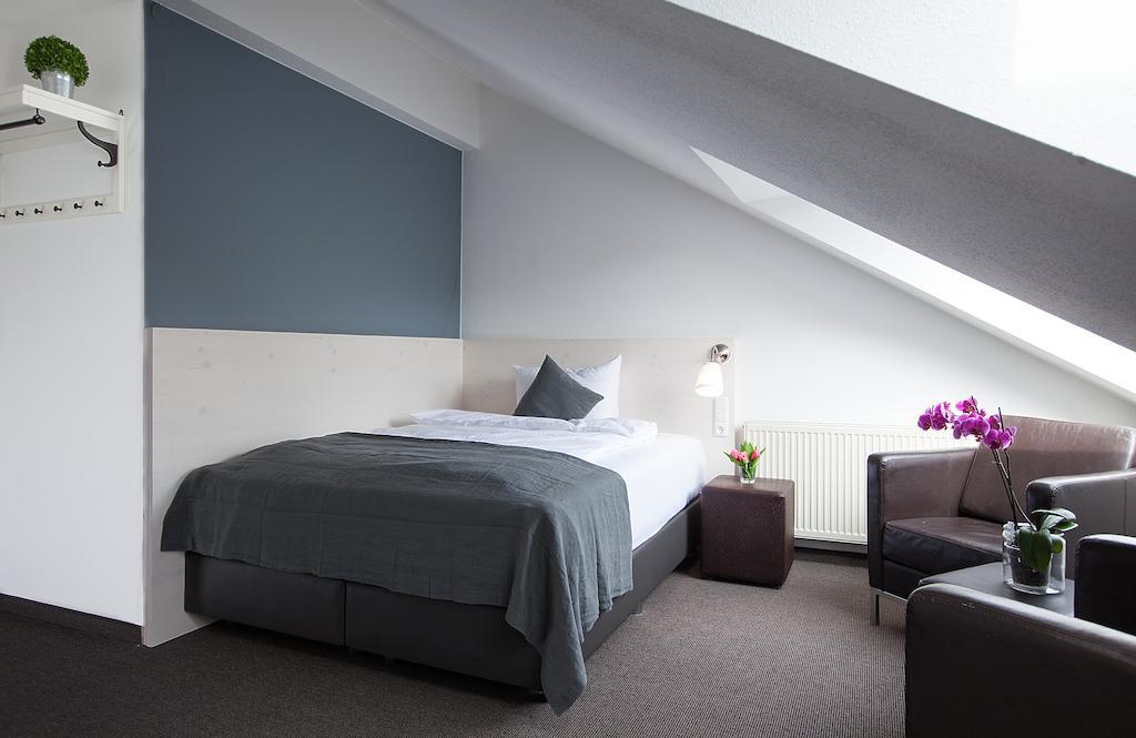 Alpengluehen Smart Hotel Olching Rum bild