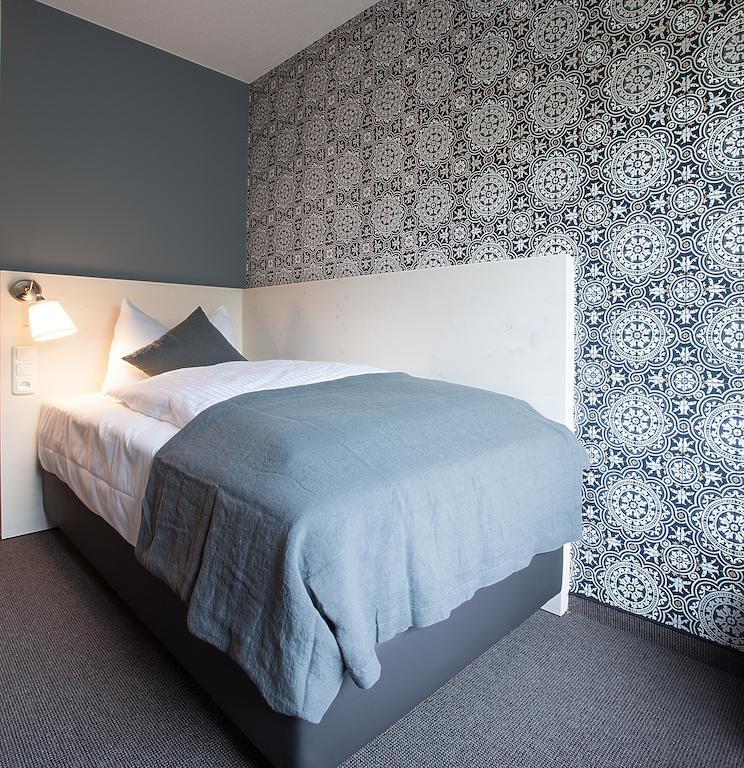 Alpengluehen Smart Hotel Olching Rum bild