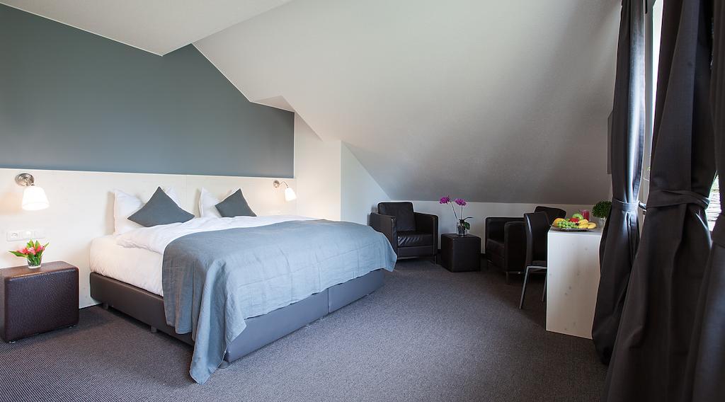Alpengluehen Smart Hotel Olching Rum bild