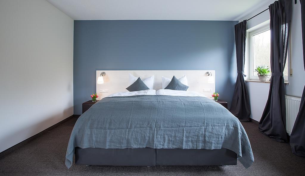 Alpengluehen Smart Hotel Olching Rum bild